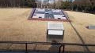 芝生をひいた花壇です。