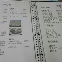 駐車場の出入りは注意です。