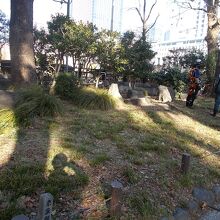 今はいくつかの石が置かれているだけです。