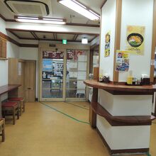 カウンター席は左