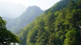 釣鐘の形をした石灰岩の山