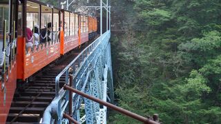 黒薙駅を過ぎてすぐに渡る淡いブルーの鉄橋
