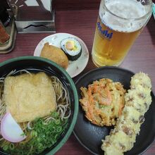 きつねそば　天ぷらなど　どれも美味しい