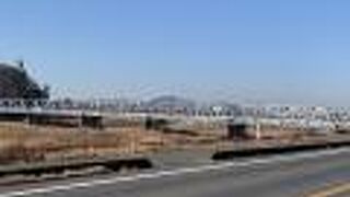 歌碑は橋の北側の道路沿いに建っています