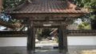 義経の側臣佐藤兄弟の菩提寺医王寺、芭蕉の「笈も太刀も 五月に飾れ 紙のぼり」の句碑がある