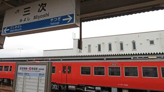 通勤路線と閑散路線の2つの顔がある。