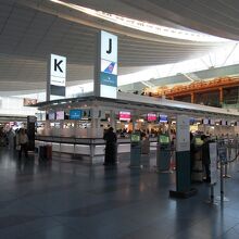 羽田空港でのチェックインカウンターはKです。