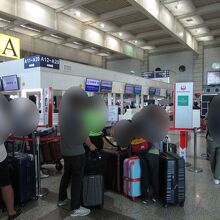 高雄空港でのチェックインカウンターはAでした。