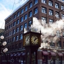 市街地の交差点にある蒸気時計