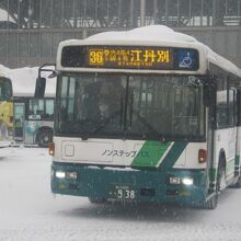 旭川駅前にやって来た江丹別行道北バスの様子