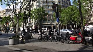 終日地元民や観光客で賑わっていた