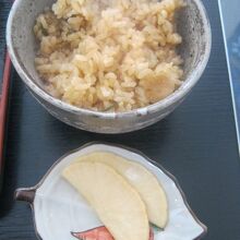 山菜炊き込みご飯にはお漬物も付いてきました