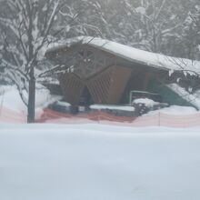 管理棟は”冬籠り”中のご様子でした