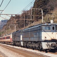 協調運転する補機と特急列車