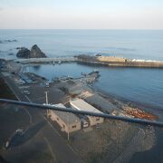 三陸鉄道が太平洋をバックに鉄橋を渡るスポットで、三陸鉄道沿線でも屈指の名所と言われ、橋梁上で約1分間停車して観光客へオーシャンビューのサービスがあります。