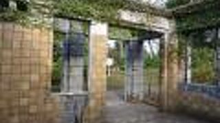 遺構と言えば聞こえはいいが廃墟では？