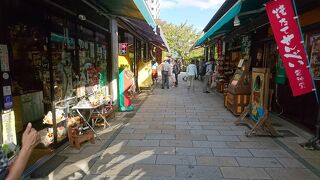 お店を見ながら食べ歩き