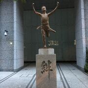 箱根駅伝ファンなら一応行っかないと！読売新聞東京本社ビル前に立つ像