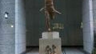 箱根駅伝ファンなら一応行っかないと！読売新聞東京本社ビル前に立つ像