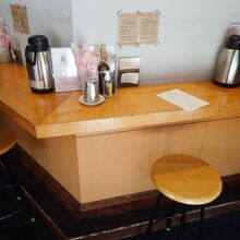 カウンター。普通の机の席もあります。