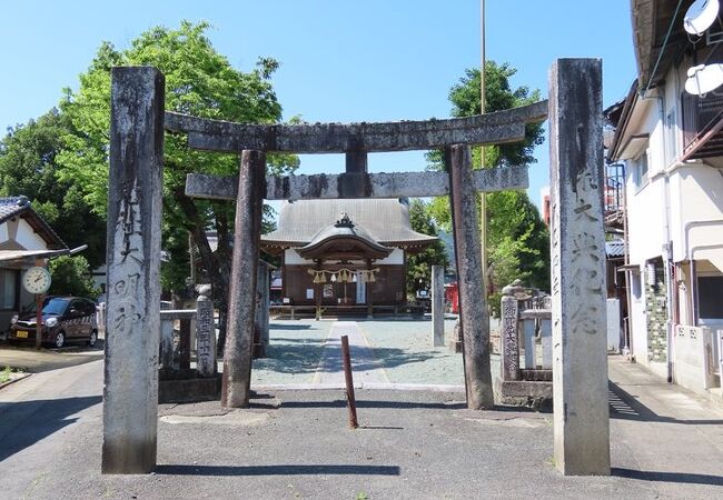 古びた石の鳥居