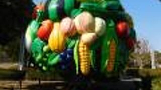 カラフルなツリーのオブジェ