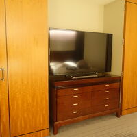 大きなタンスが２つ。収納が多いです。