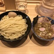 小さな料亭のような雰囲気の店でたべる極太麺、濃厚スープのつけ麺