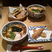 ぶっかけに単品でいろいろ頼むと面白いです。