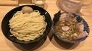 小さな料亭のような雰囲気の店でたべる極太麺、濃厚スープのつけ麺