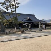 厳島神社のそばにある大きなお寺