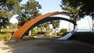 オレンジ色と銀色のオブジェ