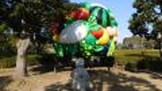 着物姿の小さな女の子の像