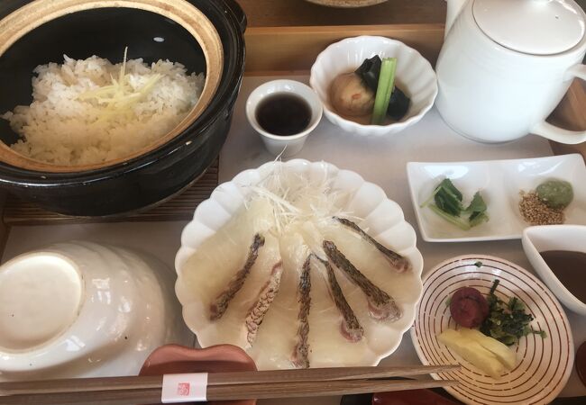 お昼に「南伊勢真鯛の御饌膳」を食べました。