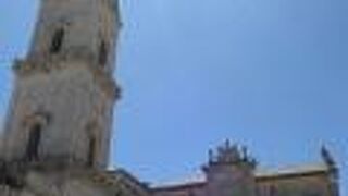 夏の昼間は青い空に映えます