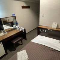 椅子は背もたれがないタイプで仕事とかには向かないかも。机は大