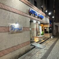 国道58号に面しているのは便利。外観は新しく感じるが建物は古