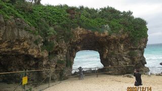 岩の割れ目が素晴らしい