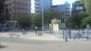 ユニークな遊具と、数多くの説明板が特徴