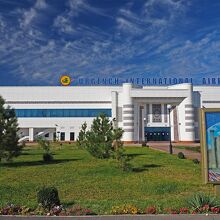 青空に映える立派な建物