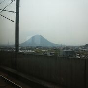 小さいながらも本物の富士山のようで四国ならではの車窓を演出