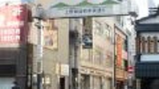 上野駅と御徒町駅を結んでいます