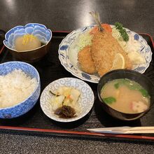 アジフライ・カニコロ定食 ￥1600