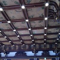 沢山の草花が描かれたメインレストラン「ザ・フジヤ」の天井