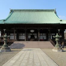 階段を上ると巨大な「観音堂(本堂)」、重要文化財です