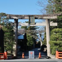 この日は東側入り口から参拝