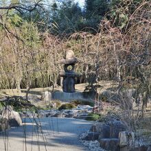 しだれ梅の神苑