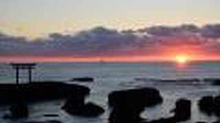 海に鳥居がある初日の出人気のスポット