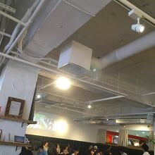 むき出しの配管が渡る天井