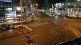 バスや車が行きかっていました